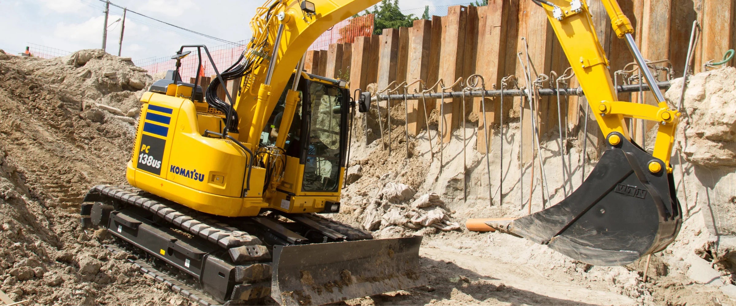 Excavatrice Komatsu PC138US sur un grand chantier de construction