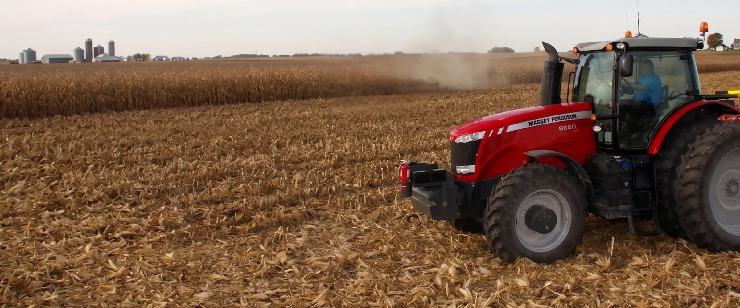 Tracteur Massey Ferguson 8680 avec déchaumeur à disques dans un champ