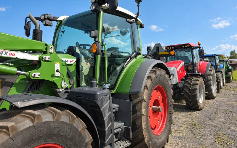 Tracteur Fendt 514 Vario avec chargeur frontal et alignement de tracteurs usagés, Les Équipements Daigle