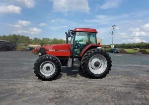 Vue latérale d’un tracteur John Deere 6110M 2020 avec chargeur frontal, disponible chez Les Équipements Daigle.