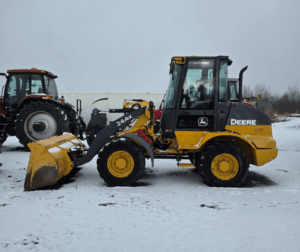 Loader John Deere 244K compact usagé en préparation chez Les Équipements Daigle au Québec