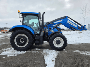 Tracteur New Holland T6.155 équipé du chargeur Quicke Q6M – vue latérale gauche