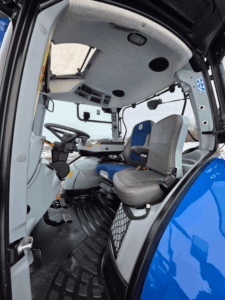 Cabine du New Holland T6.155 – siège chauffant et tableau de bord