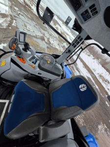 Siège et poste de conduite du tracteur New Holland T6.155 2019 – vue intérieure de la cabine