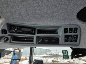 Panneau de commande supérieur du tracteur New Holland T6.155 2019 avec radio et contrôles de ventilation