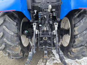 Attelage arrière et sorties d’huile du tracteur New Holland T6.155 2019