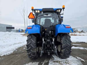 Vue arrière du tracteur New Holland T6.155 2019 avec attelage et feux de travail