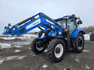 New Holland T6.155 avec chargeur frontal Quicke Q6M – vue avant trois-quarts