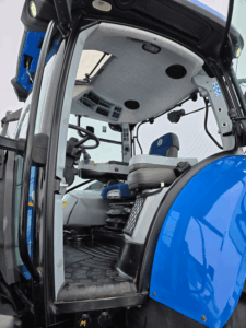 Intérieur de cabine du New Holland T6.155 – siège et commandes