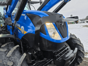 Gros plan sur le capot et le chargeur du New Holland T6.155
