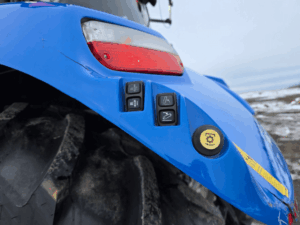 Commandes extérieures d’attelage sur l’aile arrière du tracteur New Holland T6.155 2019