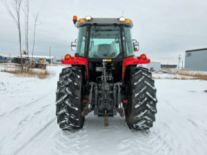 Arrière du tracteur Massey Ferguson 5460 2012, système d’attelage 3 points et pneus agricoles, à vendre au Québec.