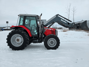 Tracteur Massey Ferguson 5460 2012 avec chargeur Quicke Q45, vue latérale droite, à vendre chez Les Équipements Daigle.