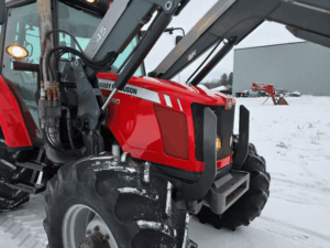 Gros plan du Massey Ferguson 5460 2012 avec chargeur Quicke Q45, détails du capot et de l’hydraulique.