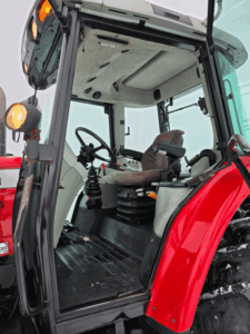 Cabine du tracteur Massey Ferguson 5460 usagé 2012 – 4 899 heures – poste de conduite – Québec