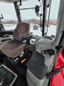 Siège opérateur et intérieur de cabine du tracteur Massey Ferguson 5460 usagé 2012 – 4 899 heures – Québec