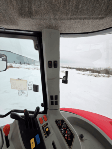 Commandes auxiliaires et interrupteurs du montant de cabine du tracteur Massey Ferguson 5460 usagé 2012 – Québec