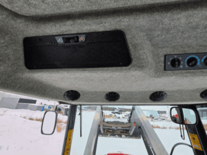 Plafond de cabine avec ventilation et haut-parleurs du tracteur Massey Ferguson 5460 usagé 2012 – Québec