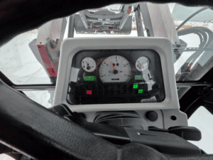 Vue intérieure du plafond de cabine du tracteur Massey Ferguson 5460 usagé, année 2012, disponible chez Les Équipements Daigle au Québec. Cette image met en évidence les bouches de ventilation orientables, les haut-parleurs intégrés et les commandes de confort, offrant un environnement de travail agréable et fonctionnel pour l’opérateur. Ce tracteur agricole affiche 4 899 heures, est reconnu pour sa fiabilité et son confort, et est prêt à travailler. Prix demandé : 51 500 $.