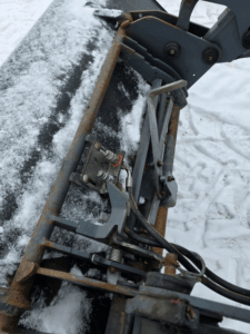 Gros plan du tableau de bord du tracteur Massey Ferguson 5460 usagé, année 2012, offert chez Les Équipements Daigle au Québec. Cette image met en évidence les indicateurs analogiques, les voyants de fonctionnement et l’instrumentation centrale permettant un suivi précis de la machine en opération. Ce tracteur agricole affiche 4 899 heures, est reconnu pour sa fiabilité et son ergonomie, et convient parfaitement aux travaux agricoles quotidiens. Tracteur prêt à travailler, proposé au prix de 51 500 $.