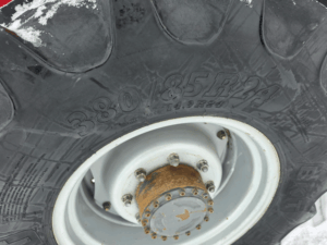 Pneu avant agricole 380/85R24 sur tracteur Massey Ferguson 5460 usagé – Québec