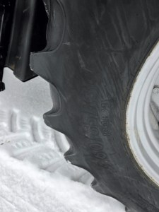 Pneu arrière agricole 460/85R34 sur tracteur Massey Ferguson 5460 usagé – Québec