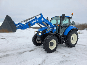 New Holland T5.95 2014 avec chargeur frontal STOLL vue avant prêt à travailler Québec