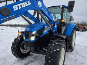 New Holland T5.95 2014 avec chargeur STOLL vue rapprochée avant tracteur usagé Québec