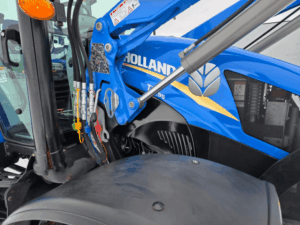 Chargeur frontal Stoll avec raccords hydrauliques sur tracteur New Holland T5.95 usagé Québec