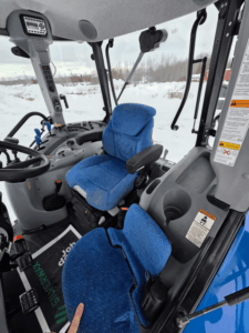 Intérieur de la cabine du tracteur New Holland T5.95 avec siège opérateur confortable et commandes ergonomiques Québec