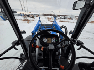 Vue détaillée de l’intérieur de la cabine du tracteur New Holland T5.95 usagé, année 2014 avec 3 147 heures. Siège opérateur confortable et bien rembourré, commandes accessibles et espace de travail ergonomique offrant une excellente visibilité. Cabine propre et bien entretenue, idéale pour les travaux agricoles, la manutention et le déneigement. Tracteur prêt à travailler, disponible chez Les Équipements Daigle au Québec.