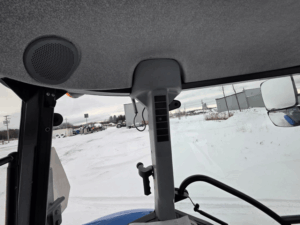 Intérieur de la cabine du tracteur New Holland T5.95 avec montant central et haut-parleur