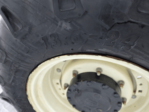 Pneu arrière 13.6-24 du tracteur New Holland T5.95 en bon état