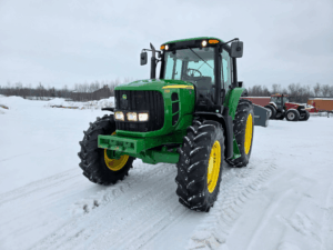 Used John Deere 7330 tractor front view – 4,136 hours – PowerQuad 20x20 transmission – Quebec