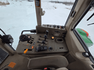 Cab controls and console on John Deere 7330 tractor – PowerQuad transmission – used – Quebec