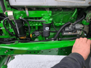 Front compartment with radiator and battery on John Deere 7330 – used tractor