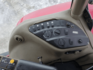 Tableau de commandes latéral du tracteur Case IH MX210 dans la cabine