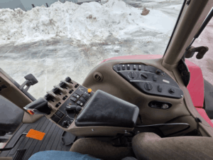 Console latérale avec leviers hydrauliques du tracteur Case IH MX210 dans la cabine