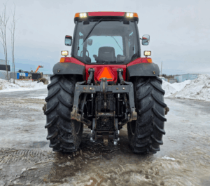 Arrière du tracteur Case IH MX210 avec attelage trois points chez Les Équipements Daigle