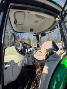 Intérieur cabine John Deere 4066R 2019 siège suspension et commandes