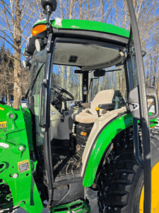 Cabine John Deere 4066R 2019 porte ouverte siège suspension