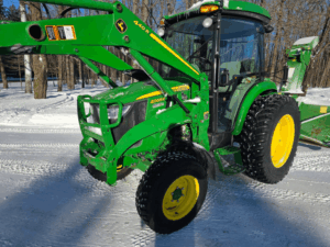 Avant du John Deere 4066R 2019 avec loader 440R