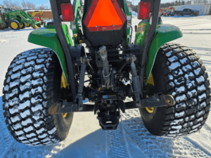 Attelage arrière et pneus agricoles du tracteur John Deere 4720