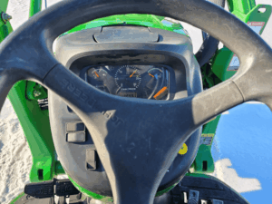 Volant et tableau de bord du tracteur John Deere 4720