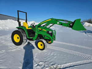 Vue trois quarts avant du tracteur John Deere 4720 avec chargeur frontal