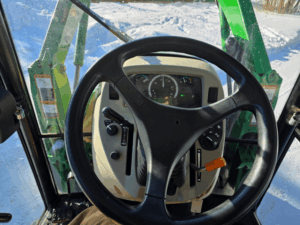 Volant et panneau instruments John Deere 4066R cabine chauffée