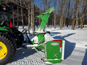Souffleur à neige arrière Pronovost monté sur John Deere 4066R