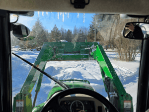 Vue avant cabine John Deere 4066R avec chargeur 440R