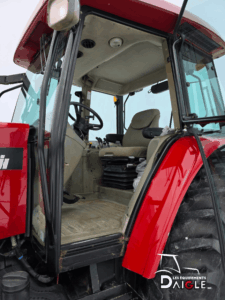 Vue complète du profil du tracteur Case IH MXM120 montrant sa structure et ses pneus agricoles.