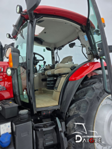 Cabine du Case IH Maxxum 135 2019 avec porte ouverte